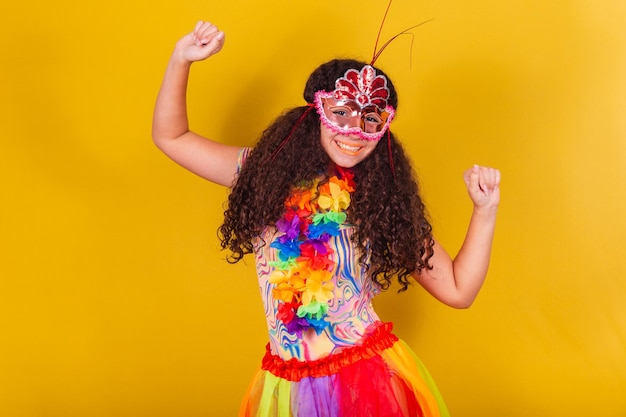 カーニバルダンスのために服を着た白人のブラジル人の女の子