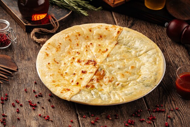 Foto khychin di pane caucasico con formaggio e verdure