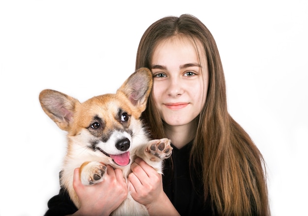 Foto adolescente dai capelli castani caucasica con cucciolo di cane corgi su sfondo bianco white