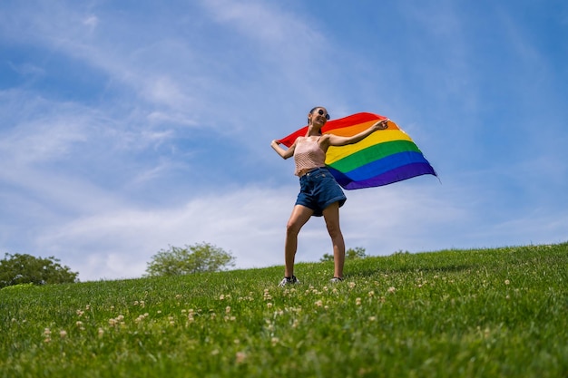 무지개 lgbt 플래그로 백인 갈색 머리 여자