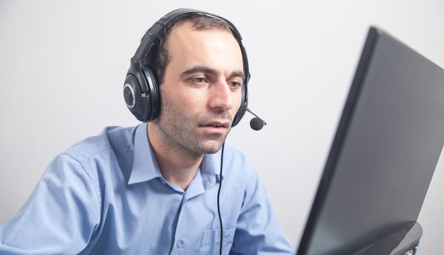 Foto operatore di call center caucasico al lavoro. servizio clienti