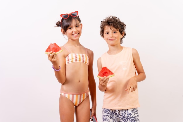 Bambini caucasici con un cocomero in mano concetto di vacanza estiva sfondo bianco