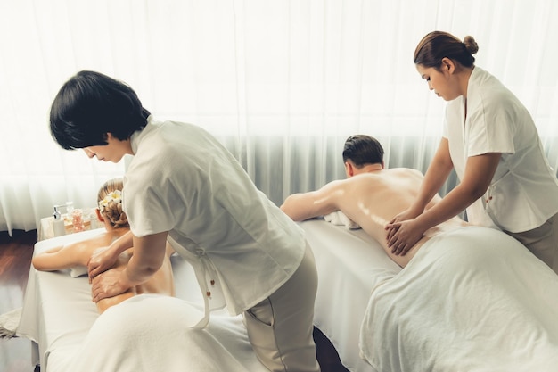 백인 커플 고객이 긴장 완화 마사지를 즐기고 있습니다.