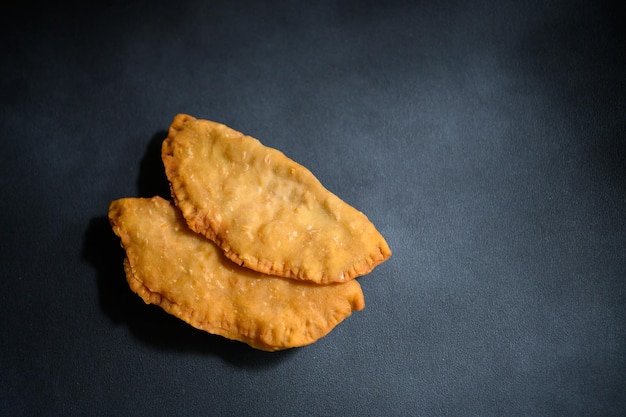 Foto cucina caucasica uzbeka cucina tartara orientale cheburek con carne e verdure torta fritta con carne e cipolle piatto tradizionale turco e mongolo