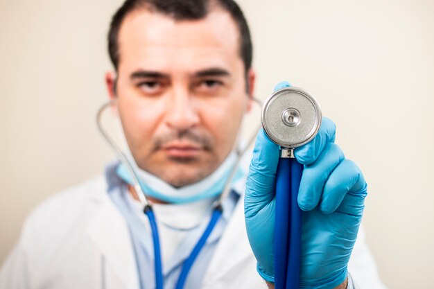 Foto medico caucasico con stetoscopio