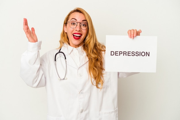 Donna caucasica del medico che tiene un cartello di depressione isolato su sfondo bianco che riceve una piacevole sorpresa, eccitato e alzando le mani.