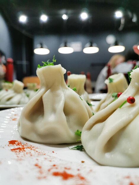 Photo caucasian dumplings khinkali on a white plate