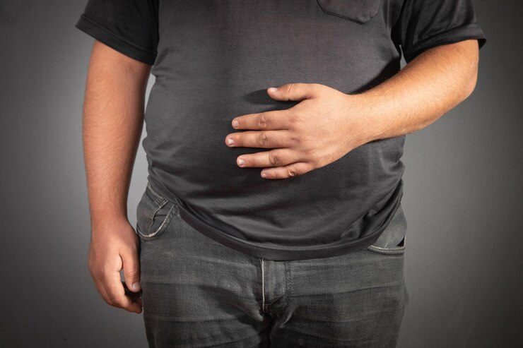 큰 배를 가진 백인 뚱뚱한 남자