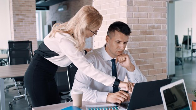 Photo caucasian female explaining office rules to a newcomer in the office