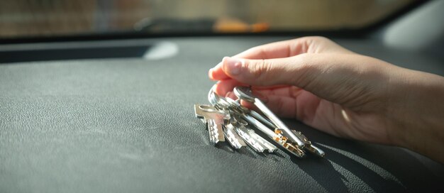 Фото Кавказская женская рука, показывающая ключи от дома