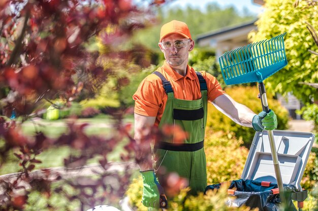 写真 レイク を 持っ て いる 白人 の 庭師