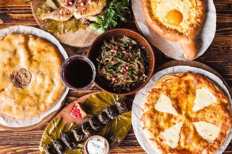 Фотография кавказская грузинская кухня традиционный хачапури и мясо на гриле