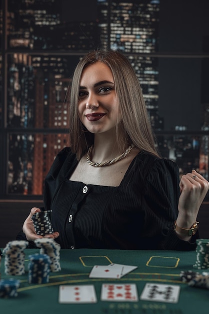 カジノでポーカーをしている白人の女の子夜のライフスタイル