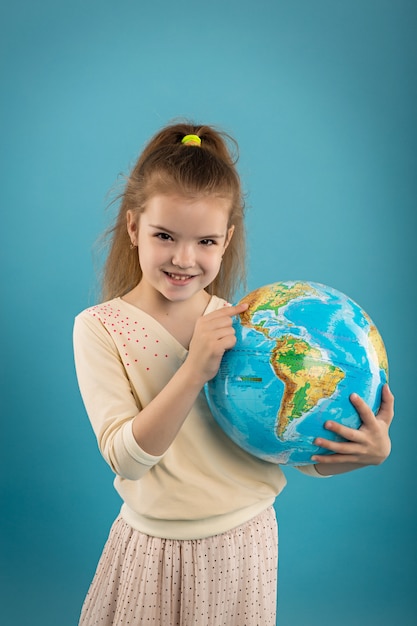 Ragazza caucasica che tiene un globo