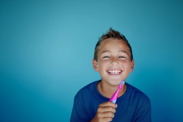 写真 浅い青い背景で歯ブラシを手にしている白人の女の子