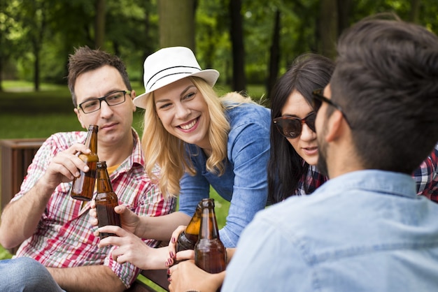 공원 벤치에서 놀고 맥주를 마시는 친구의 백인 그룹