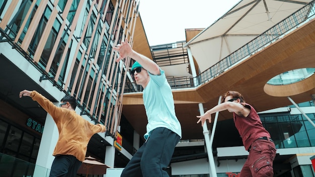 Foto gruppo caucasico pratica break dancing insieme low angle view endeavor