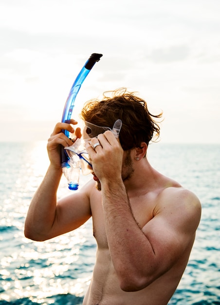 Ragazzo caucasico preparando per lo snorkeling