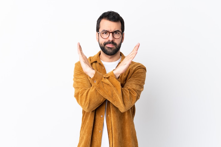 Photo ジェスチャーを作って白でコーデュロイジャケットを着てひげと白人のハンサムな男