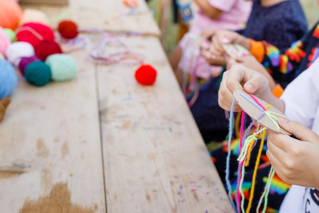 사진 백인 행복한 가족 뜨개질 시니어 여자와 어린 소녀 할머니는 어린 소녀에게 아이들을 위한 뜨개질 공예를 가르치고 있습니다