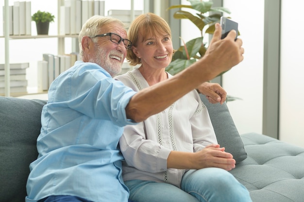 백인 행복한 노인들은 가족이나 친구에게 화상 통화를 하고, 집에서 휴식을 취하고, 건강한 은퇴한 조부모, 노년의 조부모 기술 개념을 웃고 있습니다.