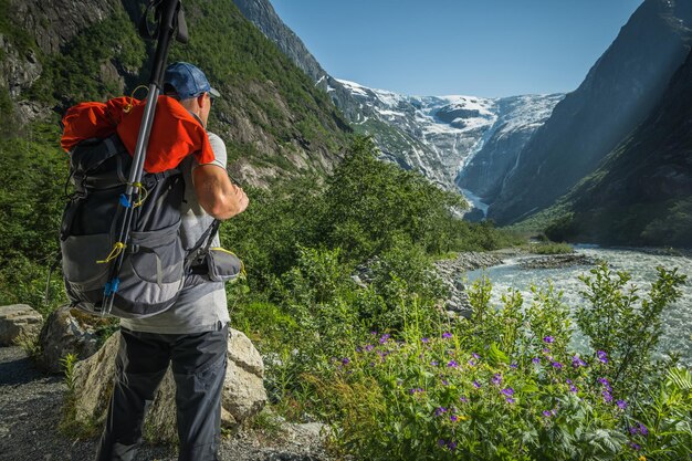 Photo caucasian hiker taking quick look on a scenic kjenndal glacier valley