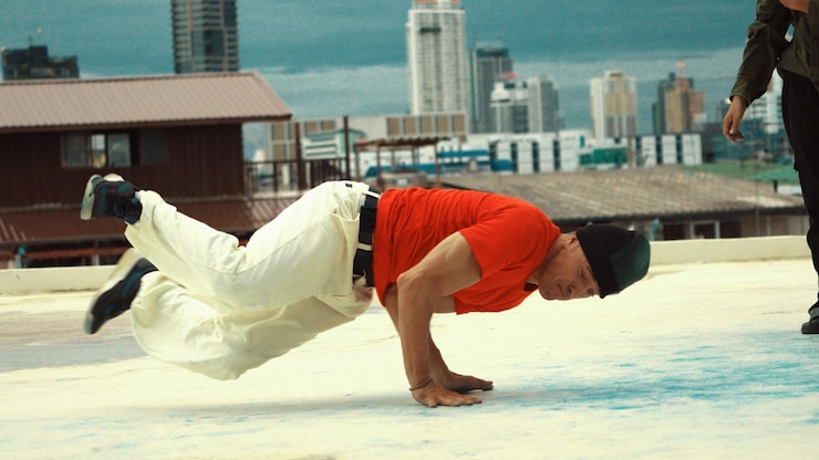 Фотография кавказский хипстер делает позу замораживания в выступлении bboy на крыше endeavor