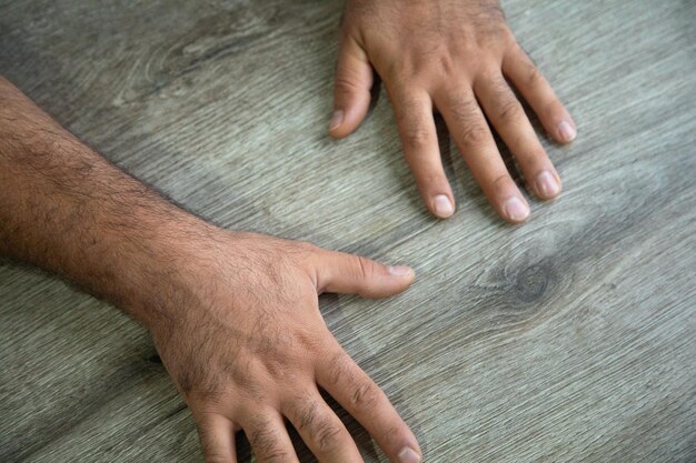 Photo caucasian human hand on the table