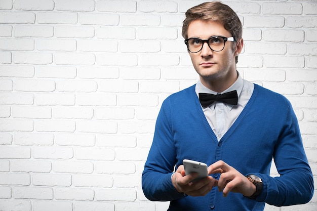 Photo caucasian man in glasses using mobile phone