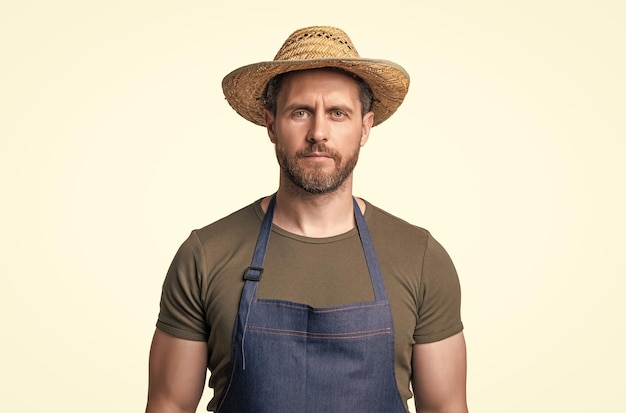 Photo caucasian man in hat and apron isolated on white background