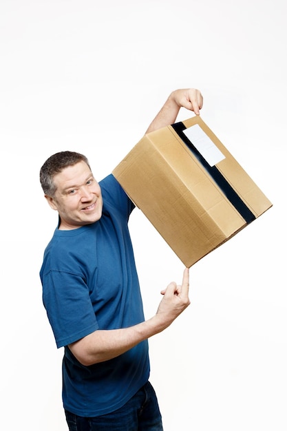 Photo caucasian man in his 40s carrying a cardboard shipping box on a white background