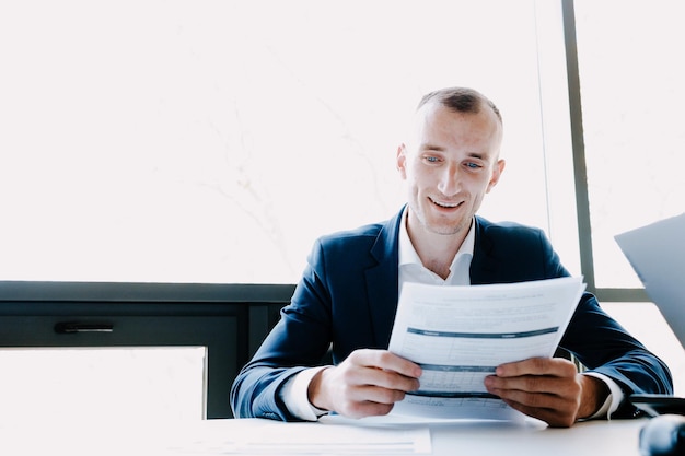 Photo caucasian man at his desk working