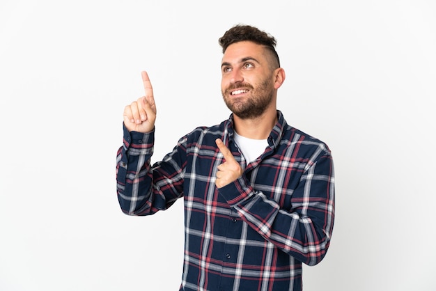 Foto uomo caucasico isolato sul muro bianco che punta con il dito indice una grande idea