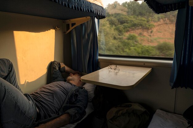 Foto uomo caucasico sdraiato sul letto in treno porcellana