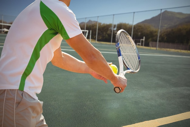 写真 テニスをしている白人男性