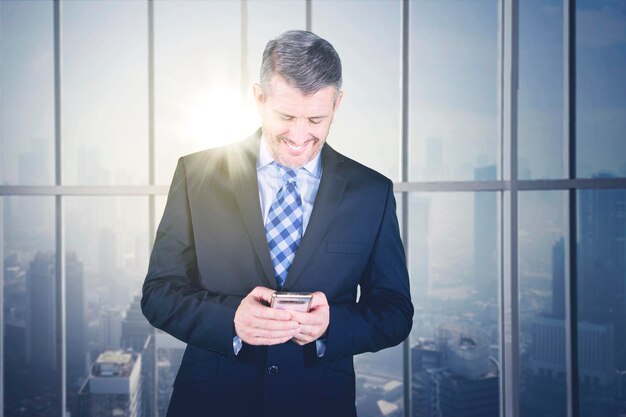 Photo caucasian man reading message on mobile phone