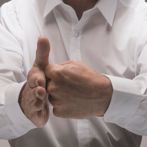 Uomo caucasico pronto a combattere con il pugno sinistro che ferisce il piatto dell'altra mano. concetto di corpo forte.