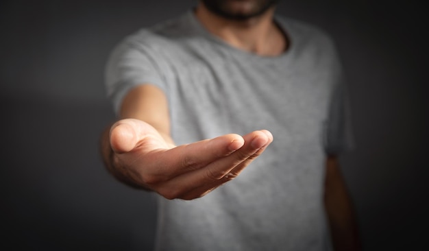 Foto uomo caucasico che mostra la mano vuota