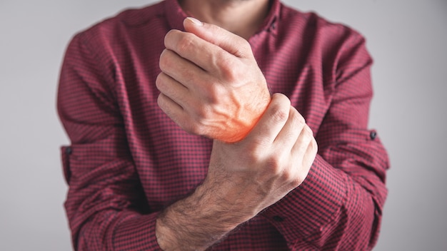 Photo caucasian man suffering from wrist pain.