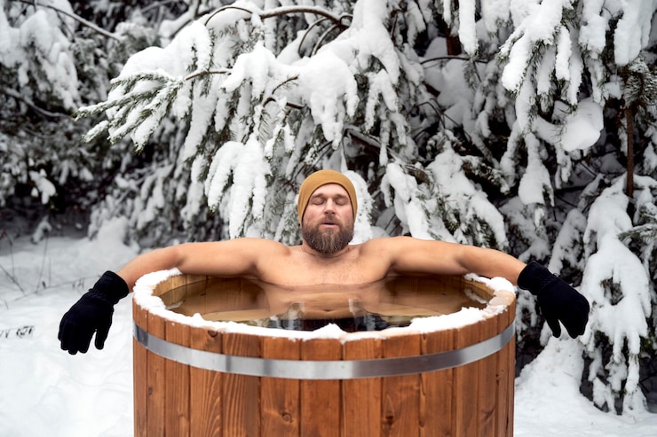 Photo caucasian man take the winter bath in tube outdoors in forest