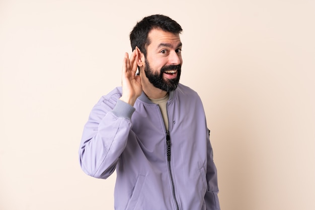 Foto uomo caucasico con la barba che indossa una giacca