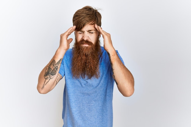 Foto uomo caucasico con orso lungo in piedi su sfondo isolato con la mano sulla testa per il dolore alla testa a causa dello stress. soffre di emicrania.