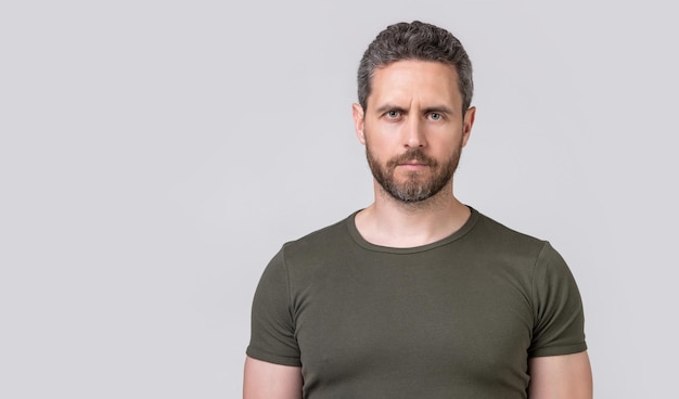 Caucasian man with stubble in studio with copy space photo of caucasian man with stubble caucasian man with stubble wear tshirt caucasian man with stubble isolated on grey background