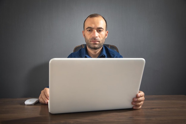 Photo caucasian man working with laptop computer