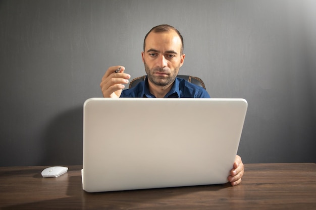 Uomo caucasico che lavora con il computer portatile