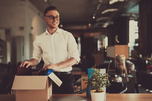 Manager indoeuropeo lasciare posto di lavoro con office box.