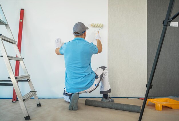 Photo caucasian men installing vinyl wallpaper