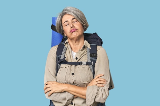 Photo caucasian midage female with hiking gear tired of a repetitive task