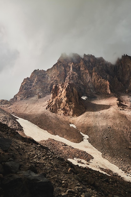 백인 산 Kazbeg 산 베이스 캠프 Kazbek 조지아의 Meteostation Kazbek 산 등산객 원정대