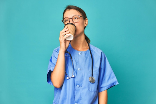 Infermiera caucasica con caffè da asporto